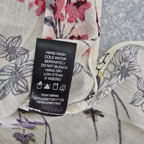 BKE Women,s Embroidered Cold Shoulder floral Top  Size M - Picture 8 of 8